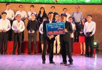 Tôn Đông Á trao học bổng cho Quỹ Bảo trợ trẻ em Bình Dương 400 triệu đồng
