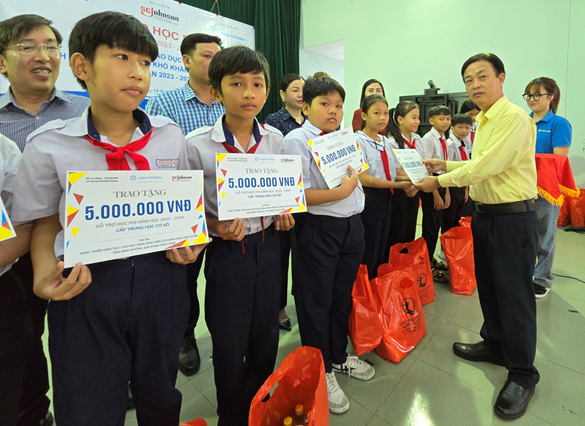 Các đại biểu, nhà tài trợ trao học bổng cho trẻ em có hoàn cảnh khó khăn huyện Dầu Tiếng