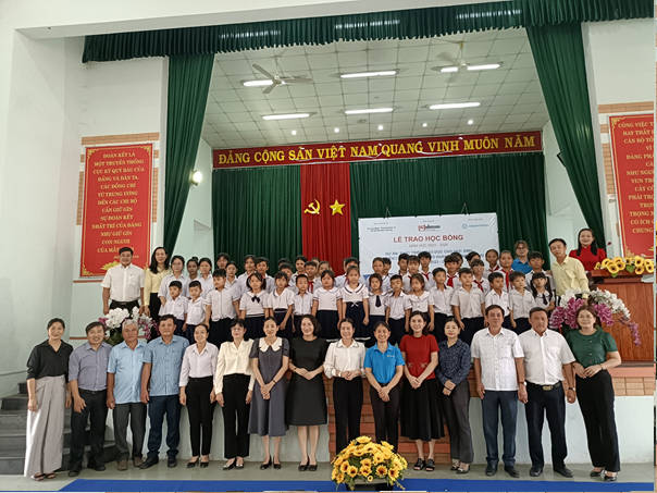 Các đại biểu, nhà tài trợ chụp hình lưu niệm với các em nhận học bổng huyện Dầu Tiếng
