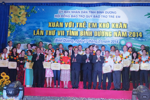 Chiều 17-1, Chương trình “Xuân với trẻ em khó khăn” lần thứ VII tỉnh Bình Dương năm 2014 do Hội đồng Bảo trợ quỹ bảo trợ trẻ em tổ chức đã diễn ra tại UBND tỉnh.