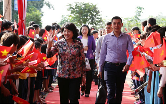 Chương trình “Trao học bổng và quà cho trẻ em có hoàn cảnh khó khăn” xã Tam Lập, huyện Phú Giáo