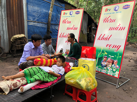 Chương trình “Ươm mầm khát vọng” Số 54: Vận động hỗ trợ chi phí điều trị cho trẻ em bị tai nạn giao thông - Em Nguyễn Quốc Kiệt và Nguyễn Đăng Khôi tại Ấp Lò Gạch, xã Minh Thạnh, huyện Dầu Tiếng.