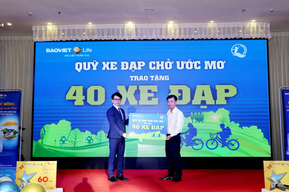 Chương trình trao học bổng “Quỹ xe đạp chở ước mơ” năm 2023