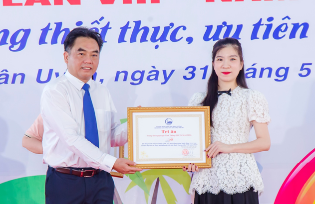 Đại biểu tỉnh, Tp Tân Uyên, các ngành, nhà tài trợ và trẻ em tham dự chương trình