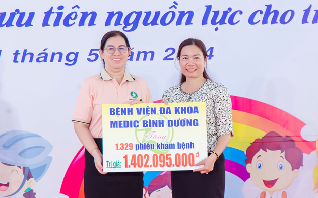 Đại biểu tỉnh, Tp Tân Uyên, các ngành, nhà tài trợ và trẻ em tham dự chương trình