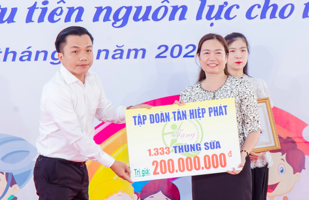 Đại biểu tỉnh, Tp Tân Uyên, các ngành, nhà tài trợ và trẻ em tham dự chương trình