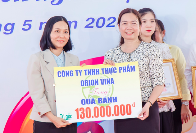 Đại biểu tỉnh, Tp Tân Uyên, các ngành, nhà tài trợ và trẻ em tham dự chương trình