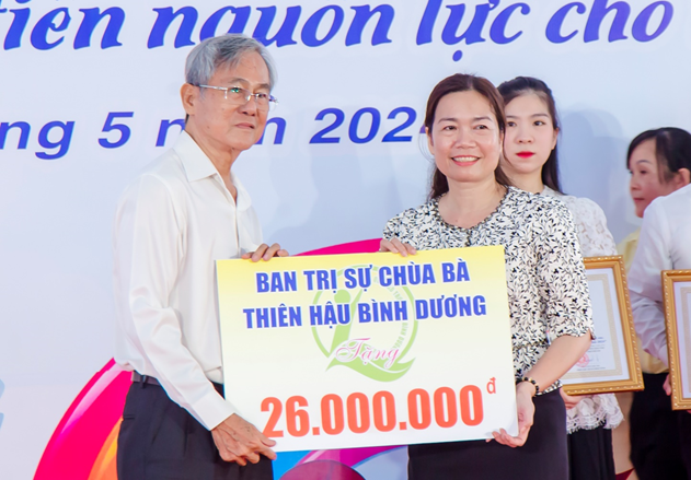 Đại biểu tỉnh, Tp Tân Uyên, các ngành, nhà tài trợ và trẻ em tham dự chương trình