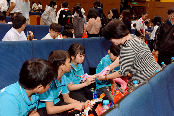 Lãnh đạo tỉnh và Nhà tài trợ trao học bổng, hỗ trợ và tặng quà Trung thu cho trẻ em khó khăn