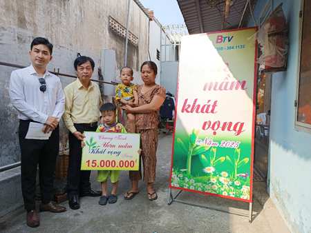 Lãnh đạo Quỹ Bảo trợ trẻ em tỉnh Bình Dương đến thăm và trao hỗ trợ cho gia đình em Chung Hữu Phúc