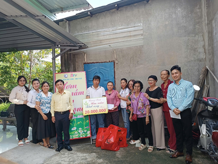 Lãnh đạo Quỹ Bảo trợ trẻ em tỉnh Bình Dương, Phòng Y tế TP. Tân Uyên, UBND P. Thái Hòa, các ban ngành đoàn thể địa phương cùng các mạnh thường quân đến thăm và trao hỗ trợ cho gia đình em Hà Thanh Ngọc