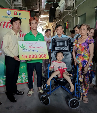 Lãnh đạo Quỹ Bảo trợ trẻ em tỉnh Bình Dương đến thăm và trao hỗ trợ cho gia đình em Phạm Thị Trúc Mai