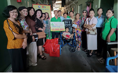 Lãnh đạo Quỹ Bảo trợ trẻ em tỉnh Bình Dương, UBND P. Lái Thiêu, các ban ngành đoàn thể địa phương cùng các mạnh thường quân đến thăm và trao hỗ trợ cho gia đình em Phạm Thị Trúc Mai