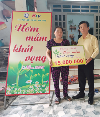 Lãnh đạo Trung tâm Công tác xã hội và Quỹ Bảo trợ trẻ em tỉnh Bình Dương đến thăm và trao hỗ trợ cho gia đình em Nguyễn Châu Thảo Nhi