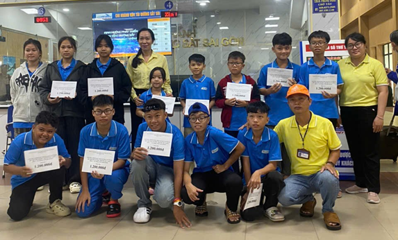 Lãnh đạo Trung tâm trao hỗ trợ cho các em học Trường Hy Vọng tại ga Sài Gòn