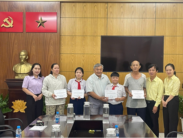 Trao hỗ trợ bảo trợ dài hạn cho trẻ em mồ côi do  dịch Covid-19 có hoàn cảnh khó khăn