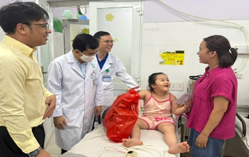 Trao quà Trung thu cho trẻ em điều trị tại Bệnh viện Đa khoa Bình Dương