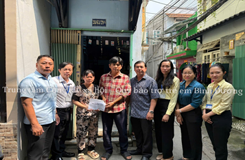 THĂM HỎI, ĐỘNG VIÊN GIA ĐÌNH TRẺ EM TỬ VONG DO SẶC CƠM TẠI LỚP MẪU GIÁO TRÊN ĐỊA BÀN PHƯỜNG PHÚ ĐỊNH