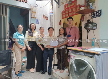 Thăm hỏi, động viên và trao hỗ trợ gia đình trẻ em không may tử vong do tai nạn điện giật.